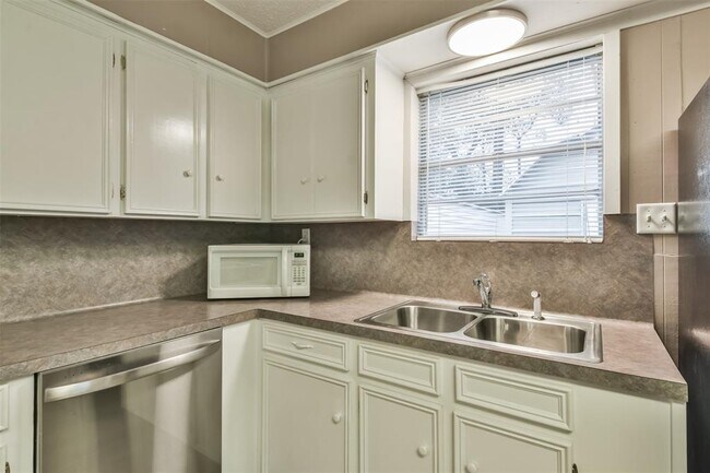 Building Photo - 23807 Red Oak Dr