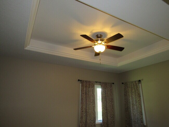 Building Photo - 405 E Palace Row