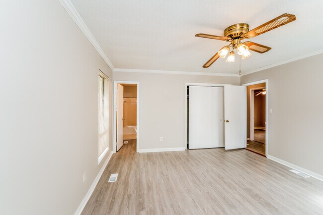 Building Photo - 4054 Brookmont Dr