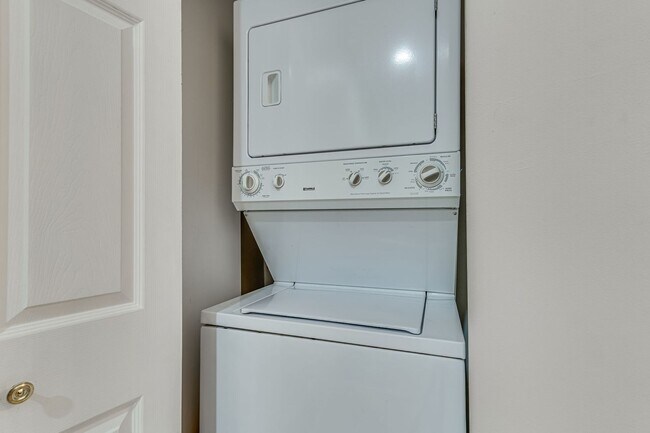 Building Photo - Top Floor Condo with Loft!