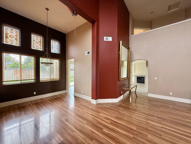Building Photo - Large Hollister Home