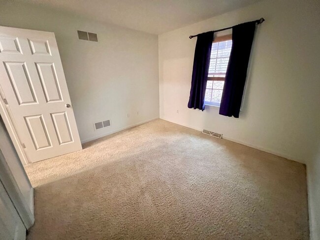 Building Photo - Beautiful Townhome - 3 bedroom 2.5 bath - Must see!