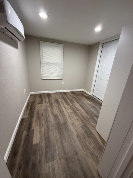 Building Photo - 303 E 7th St