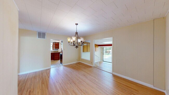 Building Photo - Newly Remodeled Spacious 4-Bed Home Availa...