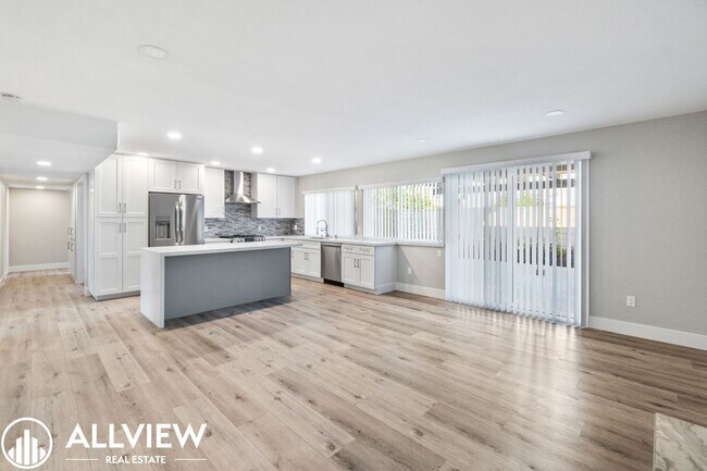 Building Photo - Welcome to this stunning 5-bedroom, 4-bathroom home located in the desirable Huntington Beach nei...