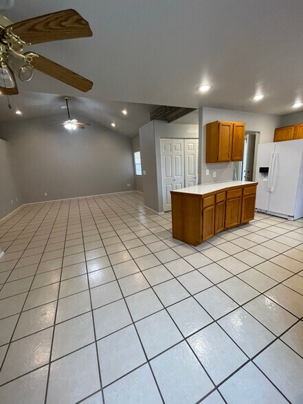 Building Photo - 63161 E 291 Rd