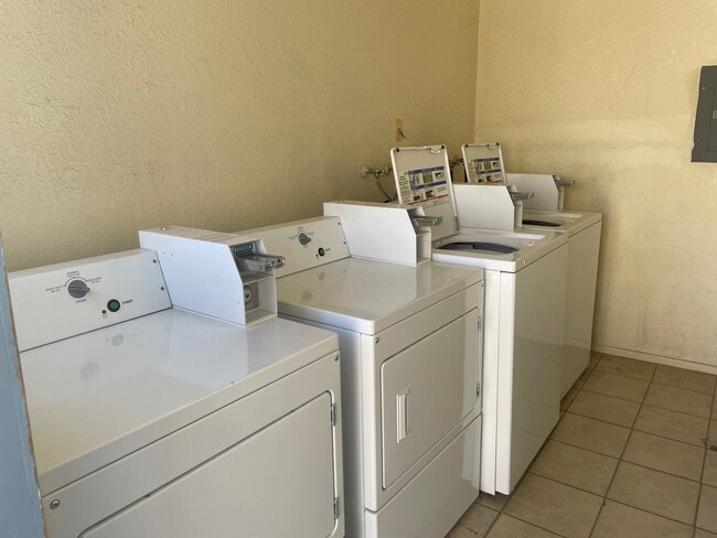 Building Photo - 2 Bedroom 1 Bath COMPLETELY REMODELED!