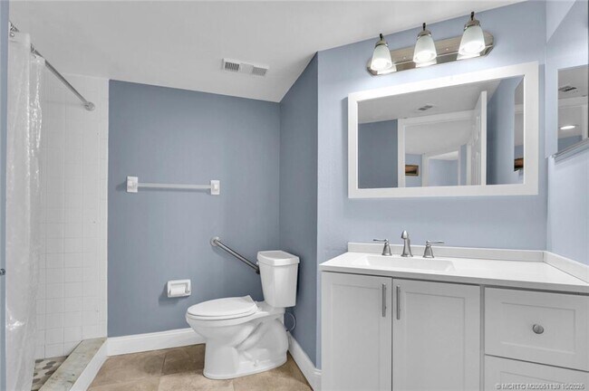 Building Photo - 1504 SE Royal Green Cir