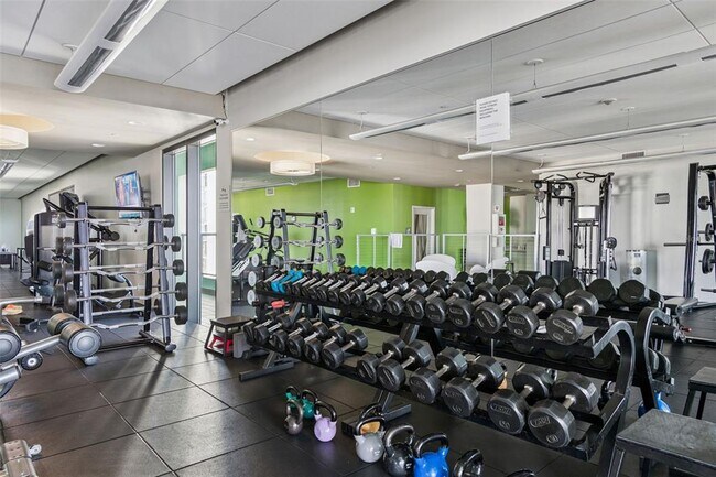 Building Photo - 1 Beach Dr SE