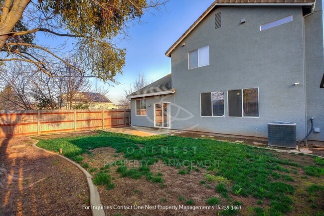 Building Photo - 4 Bedroom, 2 bathroom, 2 car garage
