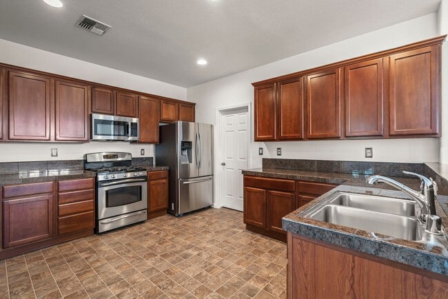 Building Photo - 4 Bedroom Home with Loft & Mountain Views ...