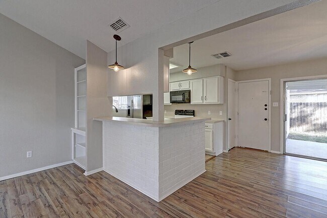 Building Photo - 913 St Timothy St