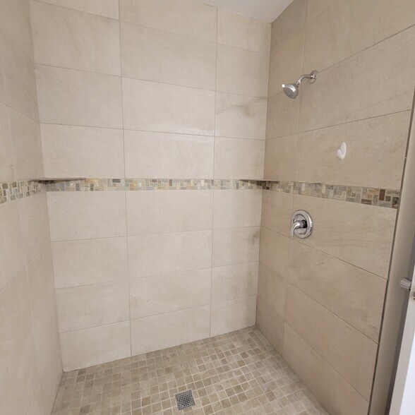 Building Photo - 2150 E Ellis Dr