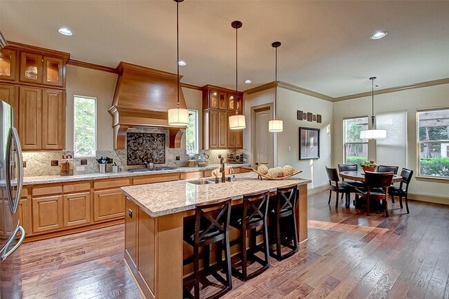 Building Photo - 7 Shearling Ct