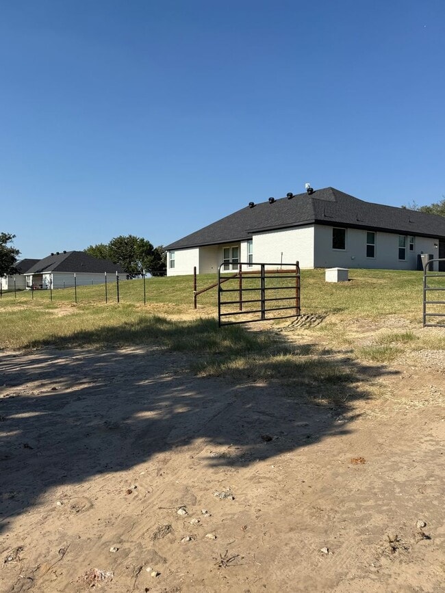 Building Photo - HORSE PROPERTY 4/2/2 + 4 acres in Peaster ...
