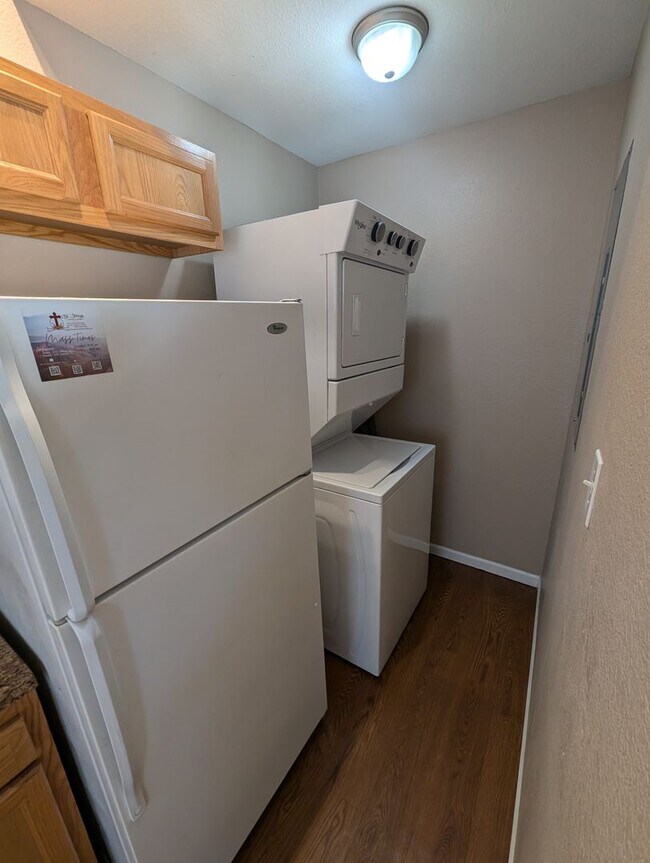 Building Photo - 2 Bedroom/2 Bathroom Townhouse in Fayette!