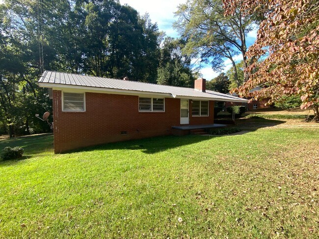 Building Photo - 1640 Lincoln Dr