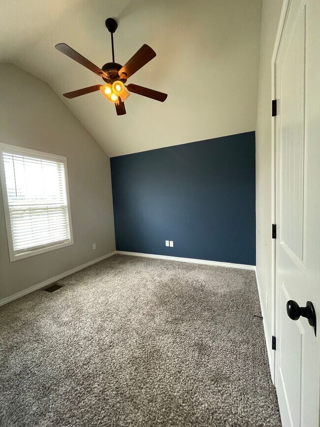 Building Photo - Executive Rental - Old Castle Estate Subdivision - Nixa