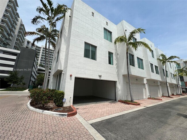 Building Photo - 2146 Van Buren St