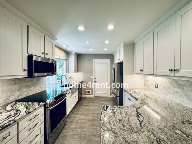 Building Photo - Updated Ranch Style Home in Prairie Villag...