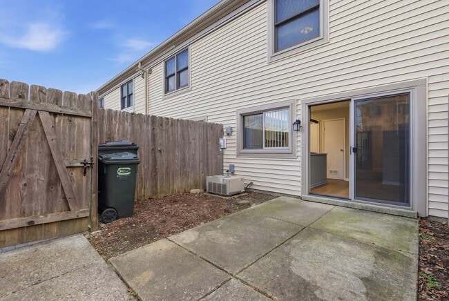 Building Photo - 1746 Sessions Walk