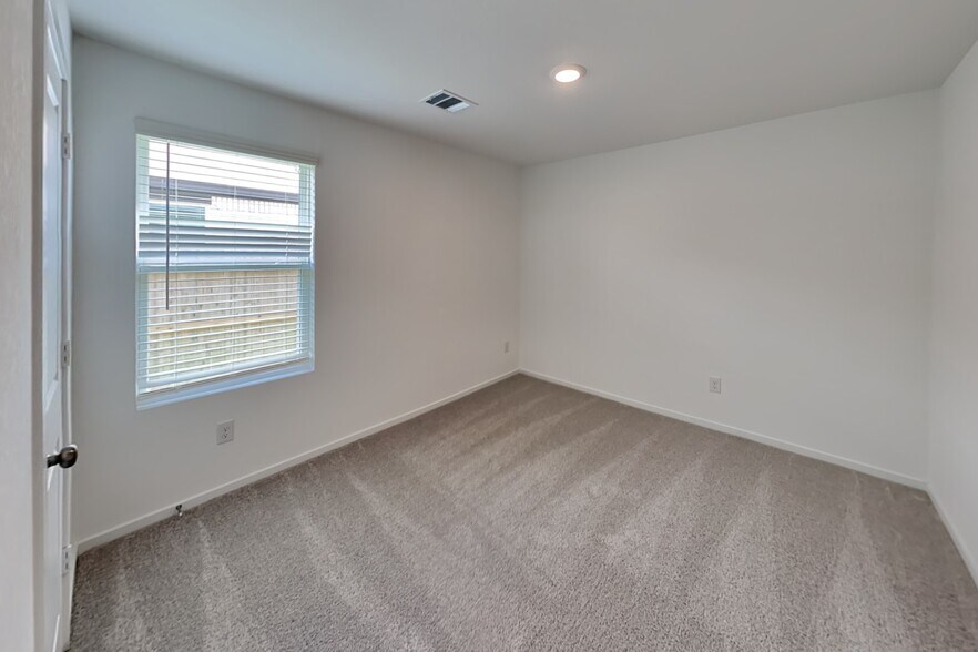 Building Photo - 922 Lago Laceno Ln
