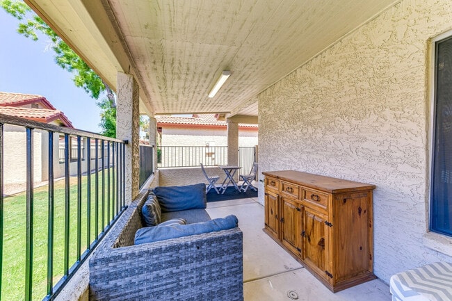 Building Photo - 1120 N Val Vista Dr