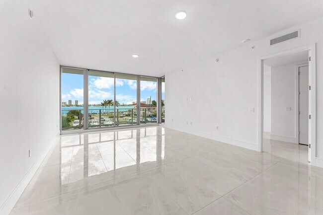 Building Photo - 220 Lake Shore Dr