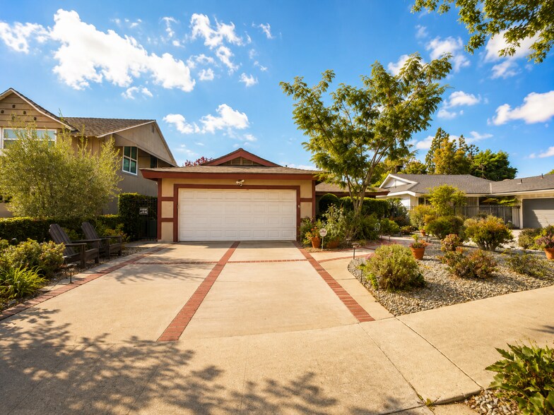 Building Photo - Rare Sherman Oaks Lease | 4beds + 3baths + Large Office in a tree lined street with a large yard,...