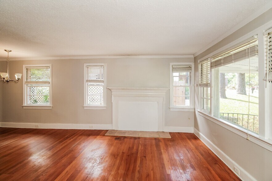 Building Photo - 2234 Margurette St