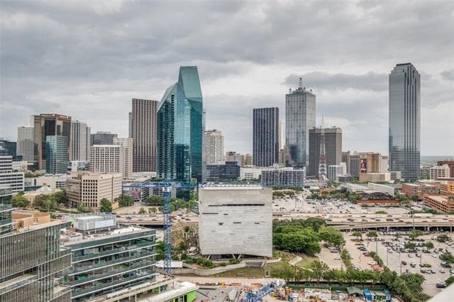 Building Photo - 2430 Victory Park Ln