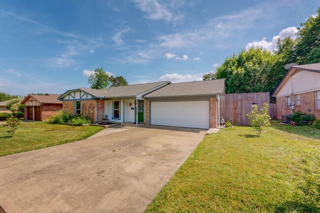 Building Photo - Available Mid-June | 3 Bedroom Arlington H...