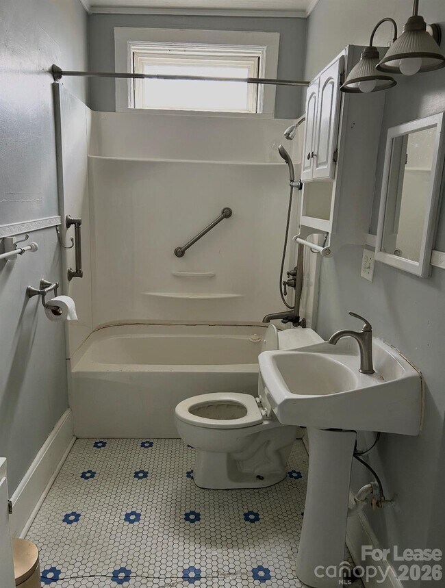 Building Photo - 412 E Horah St