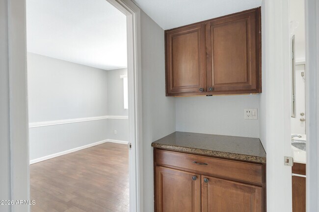 Building Photo - 1627 E Fremont Dr