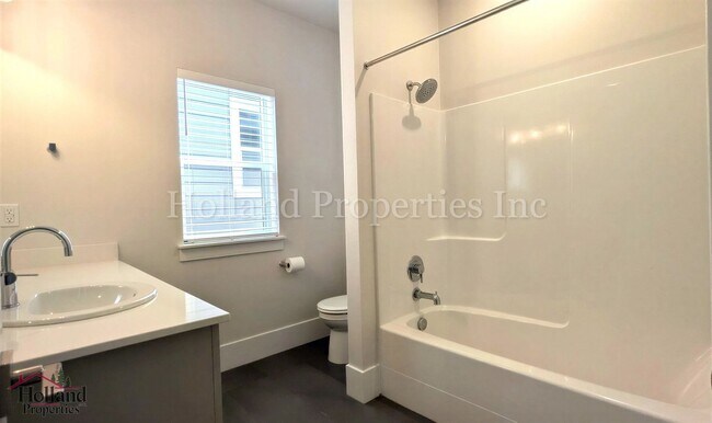 Building Photo - 3 Bedroom | 2.5 Bath Luxury Home Near Progress Ridge