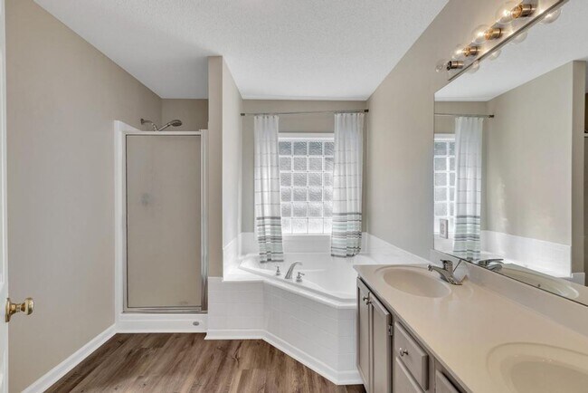 Building Photo - Spacious 4BR/2.5 Bath in the Jacksonville Commons Area