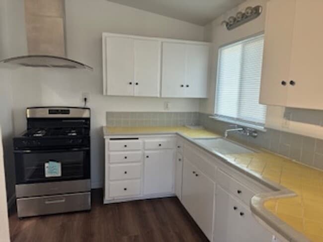 Building Photo - NEW NEW NEW! 3 BEDROOM 1 BATH IN KINGSBURG
