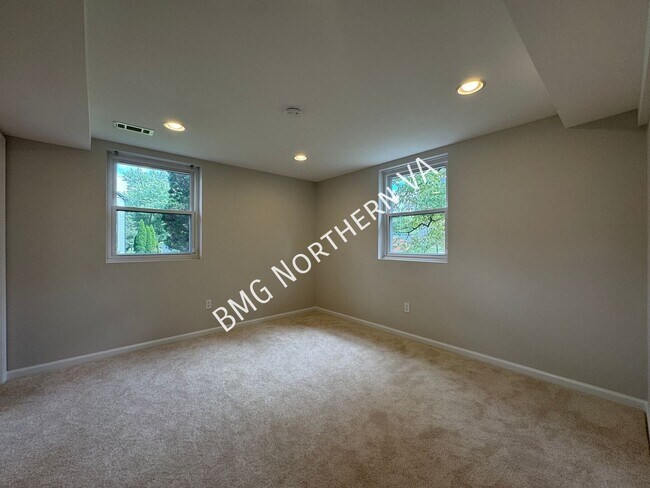 Building Photo - 1109 Hillcrest Dr SW