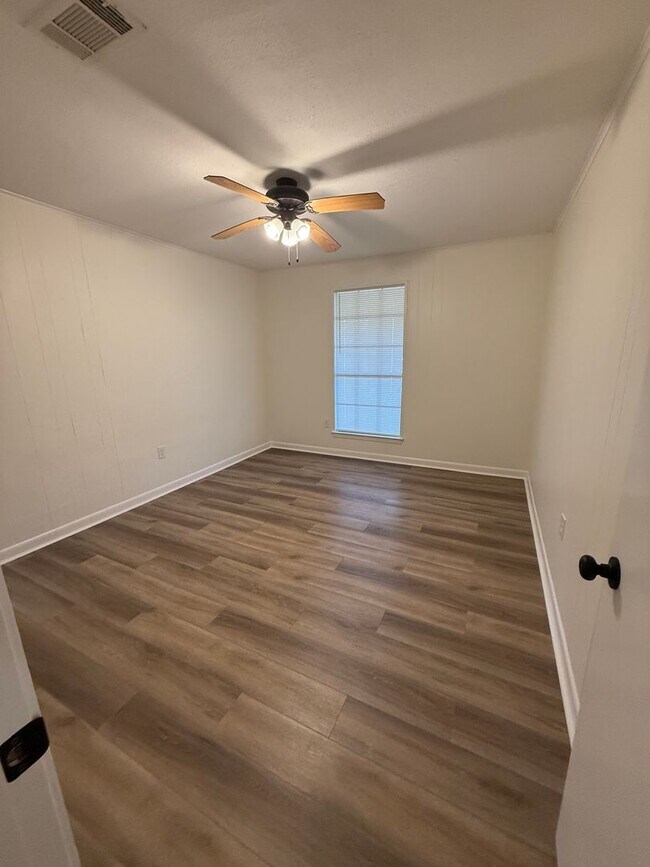 Building Photo - Must see this Beautiful Remolded 4 Bedroom 2.5 Bath Home in Walker