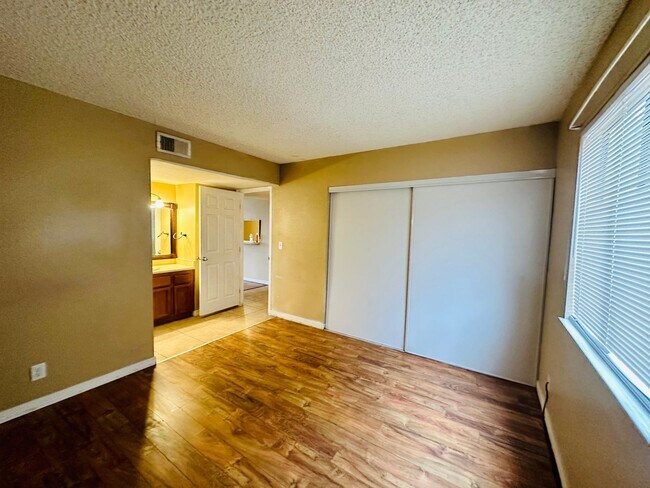 Building Photo - Downstairs 2-Bedroom Condo in Central Las ...
