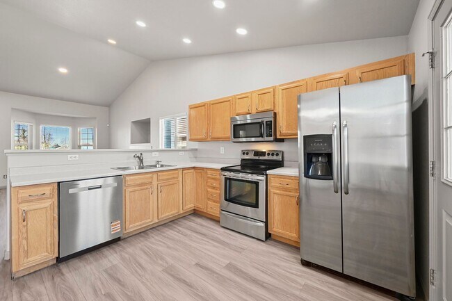 Building Photo - 5540 Almont Ave