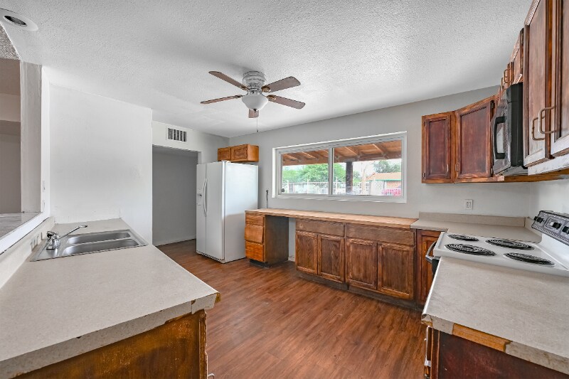Building Photo - 3233 N El Tovar Ave