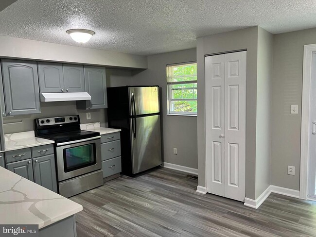 Building Photo - 8156 Dark Den Cir
