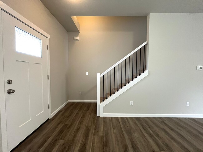 Building Photo - Well-Appointed 4BR/2.5BA Home with Spacious Living Areas & Modern Kitchen