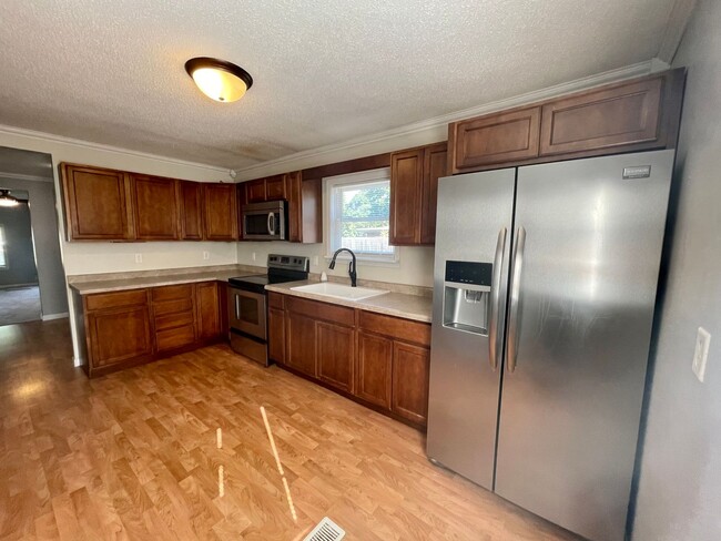 Building Photo - Charming 3-Bedroom, 1.5-Bath Home with Pri...