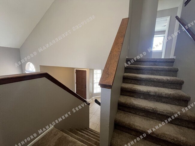 Building Photo - Charming 3 Bedroom, 2.5 Bath Home in North...