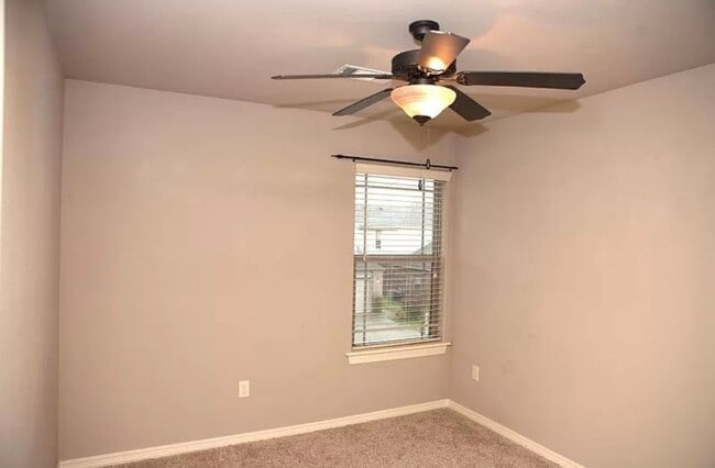 Building Photo - Available August 1st! Two-Story 3 Bedroom, 2.5 Bathroom in the center of Fayetteville