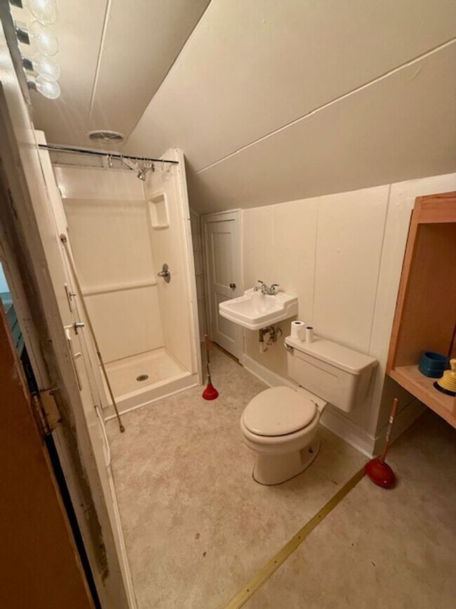 Building Photo - Three bedroom, 1 bath house with studio apartment in Burlington