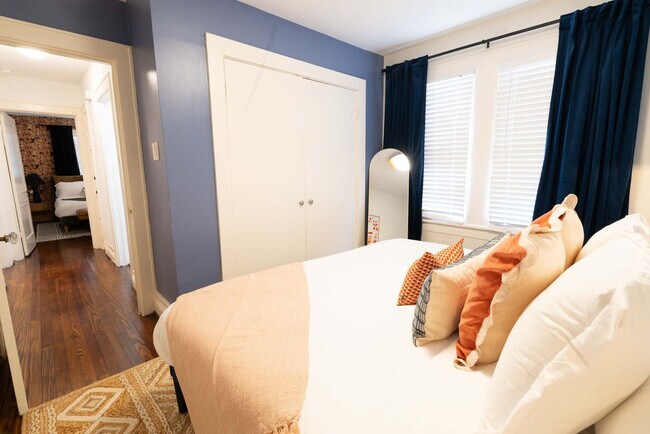 Building Photo - 725 Peddie St