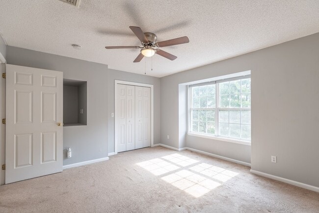 Building Photo - Multi Level Updated 2 Bedroom Condo